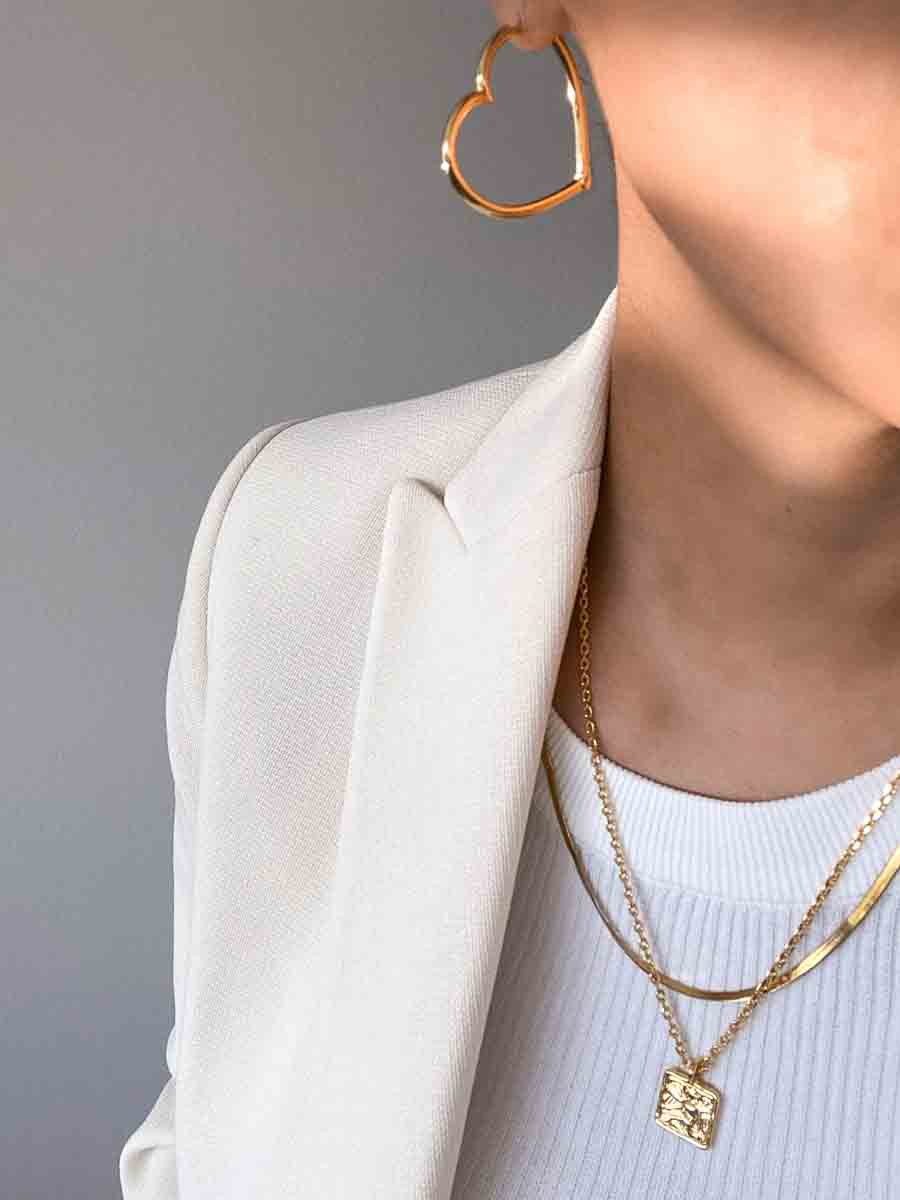 Dezente Töne und filigraner Schmuck – Ivory & Gold