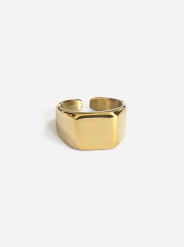 Massiver goldener Siegelring im klassischen Signet-Design, handgefertigt aus hochwertigem 18 Karat vergoldetem Edelstahl  – zeitloser Schmuck für Männer und Frauen