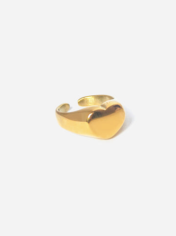 Eleganter goldener Siegelring in Herzform im klassischen Signet-Design – symbolisiert Liebe und Stil 