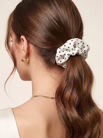 Ivory Polka Dot Scrunchie - seidiges Haargummi