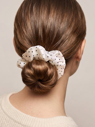 Ivory Polka Dot Scrunchie - seidiges Haargummi
