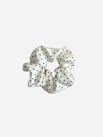 Ivory Polka Dot Scrunchie - seidiges Haargummi