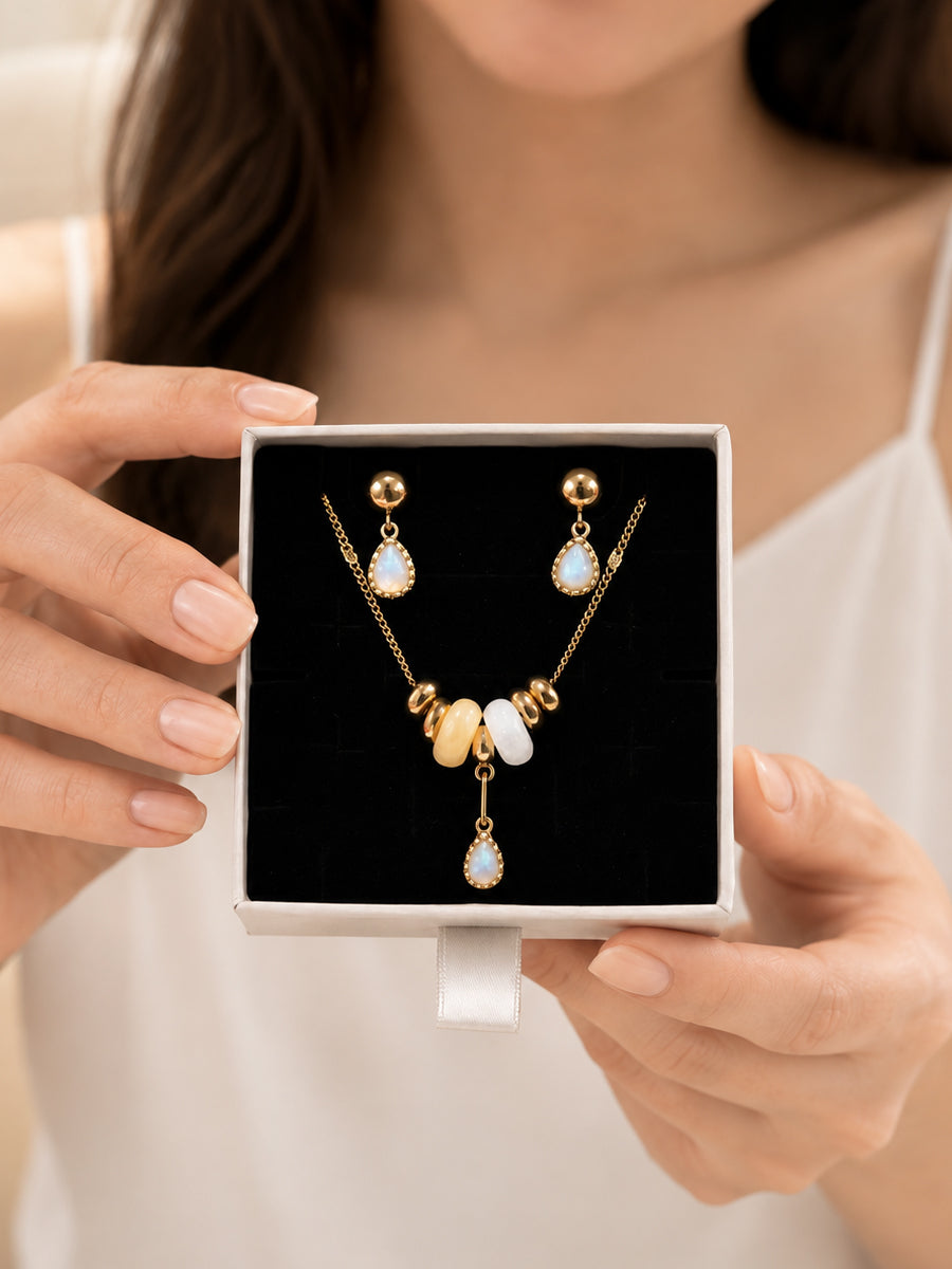 Wasserfestes Schmuckset mit Mondstein-Tropfen. Ein Symbol für innere Kraft und das perfekte Geschenk für dich!
