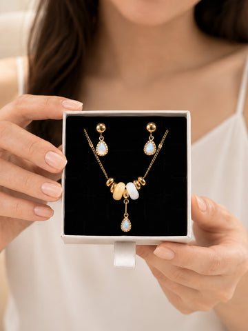 Wasserfestes Schmuckset mit Mondstein-Tropfen. Ein Symbol für innere Kraft und das perfekte Geschenk für dich!