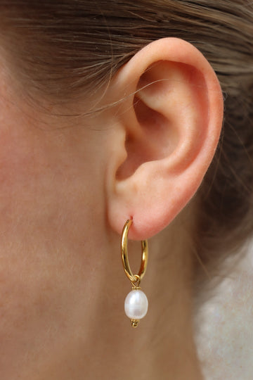 Ivy Dotted Pearl Hoop - Creolen (wasserfest)