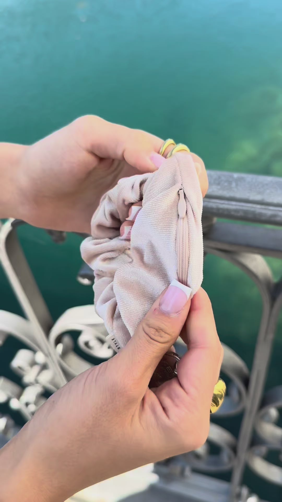 Miriam Zip Scrunchie – samtiges Haargummi