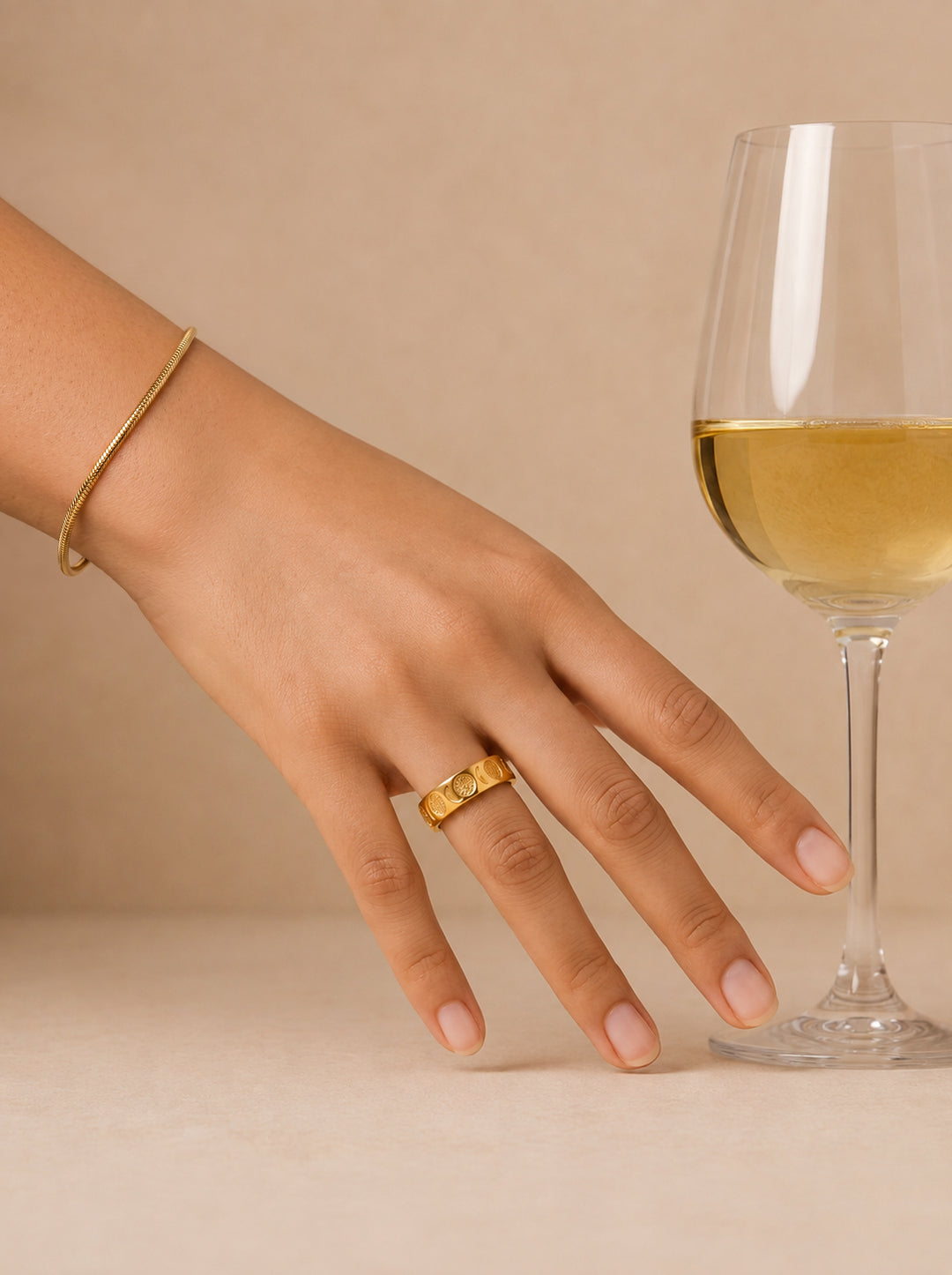 Damenhand mit graviertem goldenen Ring "Moonchild"