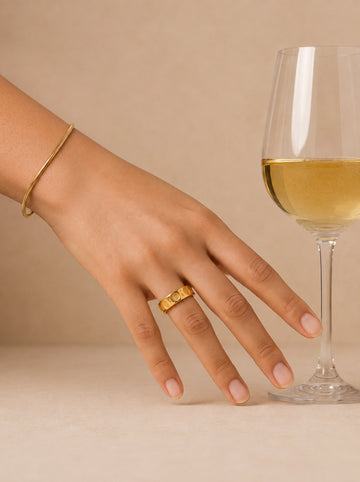 Damenhand mit graviertem goldenen Ring "Moonchild"
