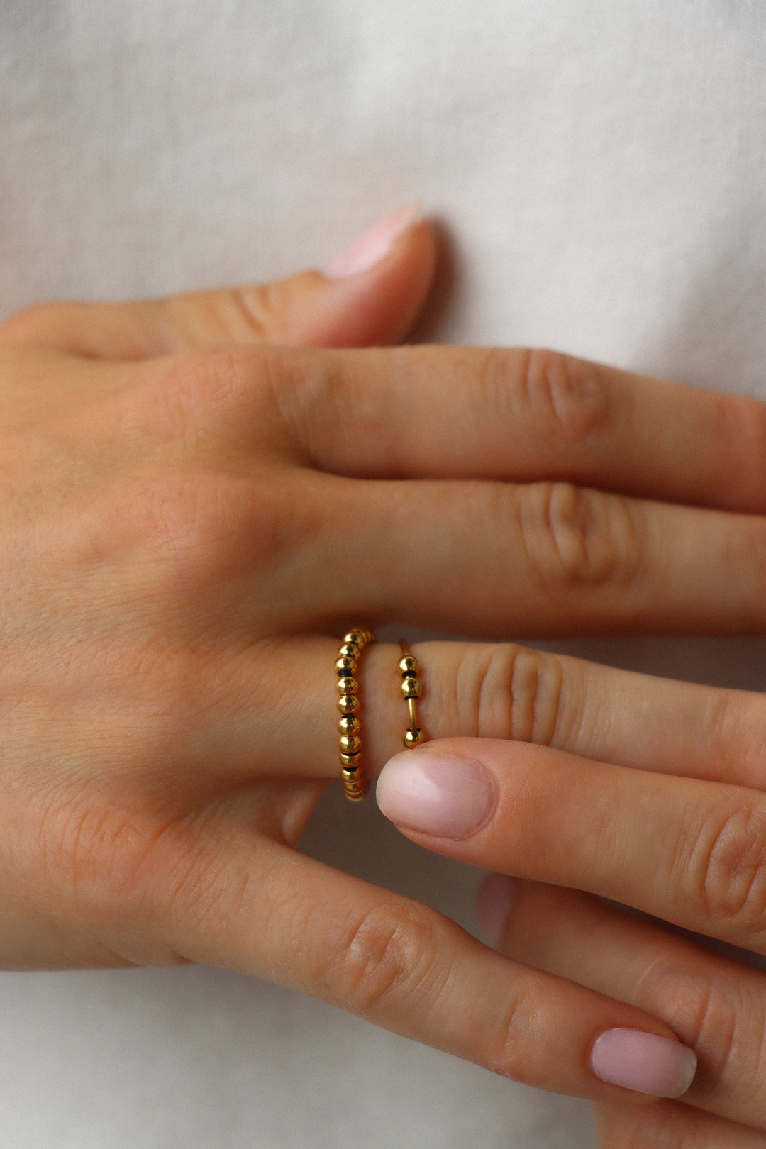 Goldene Ringe und Kugeln als elegantes Fidget-Spielzeug zur Stressreduzierung und Entspannung