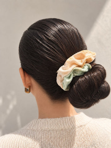 Batik Miriam Scrunchie – samtiges Haargummi