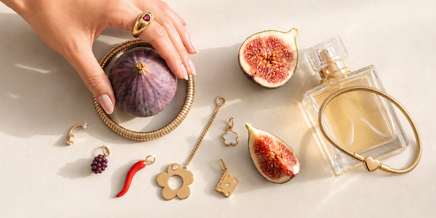 Tara Style New Arrivals: Goldene Charm-Armkette, Ringe und Anhänger mit Blumen, Buch, Chili, Traube und Gummibärchen.