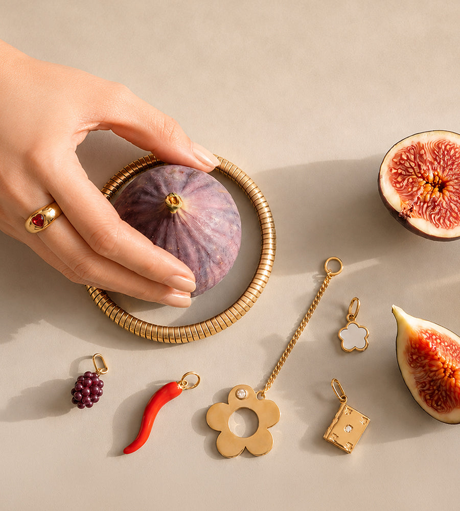 Tara Style New Arrivals: Goldene Charm-Armkette, Ringe und Anhänger mit Blumen, Buch, Chili, Traube und Gummibärchen.